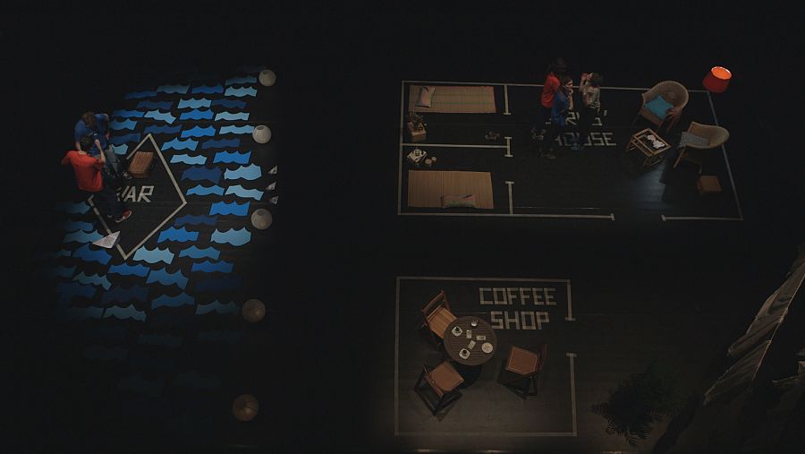 Escenificamos un argumento que narra un singular intercambio de parejas