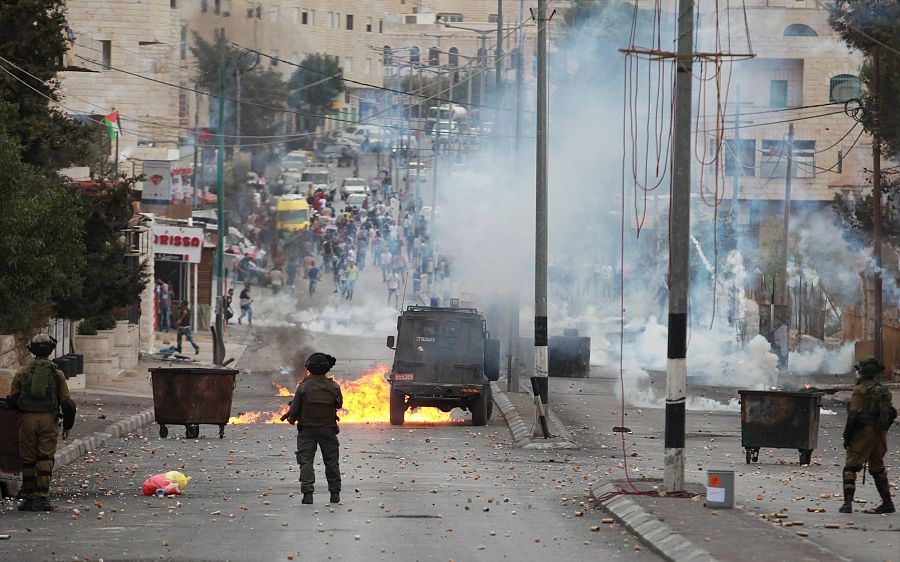 Un jeep israelí es alcanzado por un cóctel molotov lanzado por los palestinos en Belén
