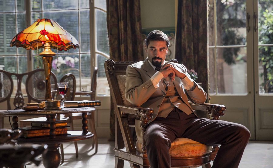Álex García es Amadeo Lax