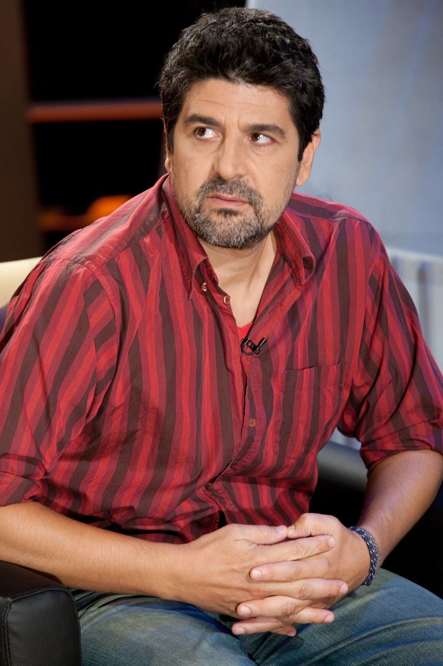 Cesc Gay pasea a su protagonista entre amigos y enemigos y les enfrenta a todos a la idea de la muerte