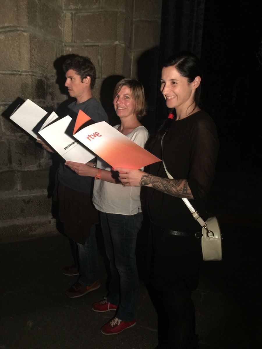 Clara Peñalver y le resto del equipo de 'La mitad invisible', en la Catedral de Ávila