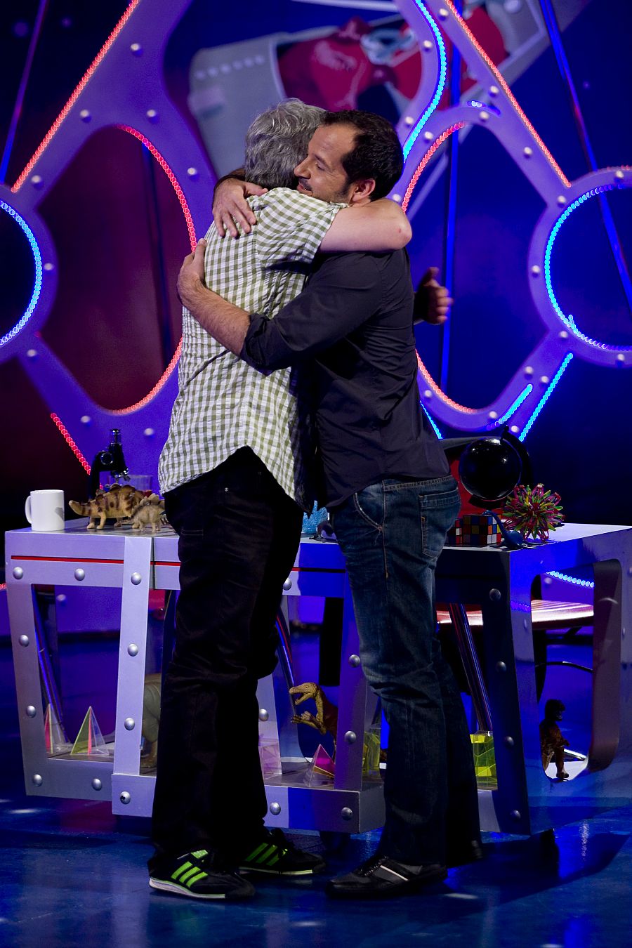 Ángel Martín recibe efusivamente a Javier Coronas en la grabación del programa "Orbita Laika"