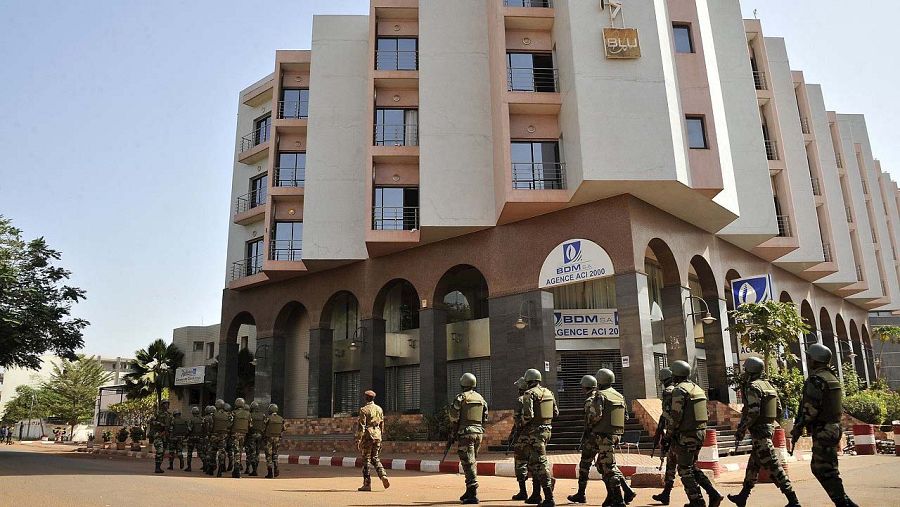 Tropas de Mali patrullan frente al hotel Radisson Blu en la capital, Bamako, el 21 de noviembre de 2015. AFP PHOTO / HABIBOU KOUYATE