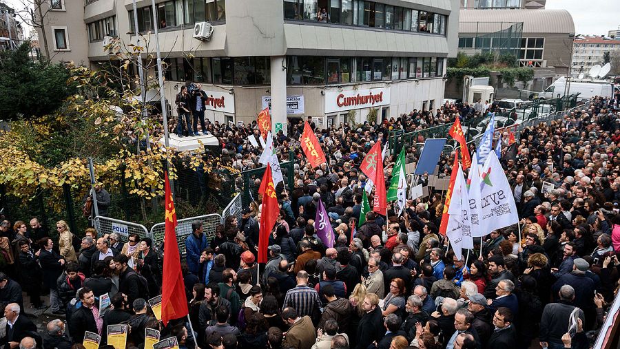 Protestas frente a la sede del diario Cumhuriyet tras conocerse los arrestos de Can Dündar y Erdem Gül