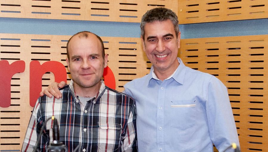 Toni Arias, con Arturo Martín, en la Casa de la Radio