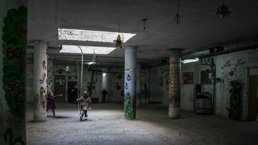 Unos niños juegan en un colegio en el barrio de Al-Qaboun de Damasco (Siria)