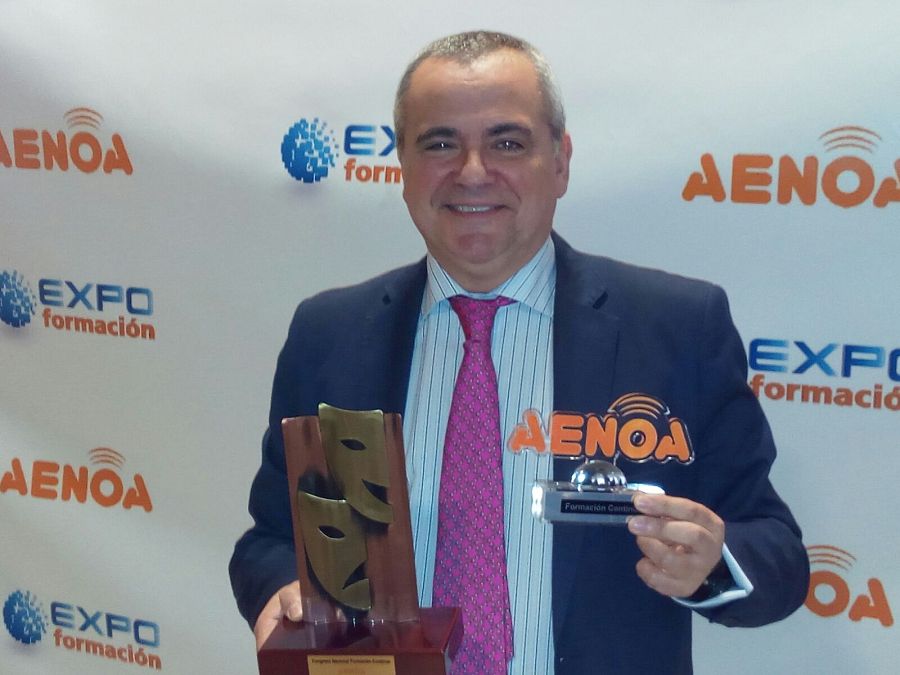 Juanma Romero, premio AENOA 2016 por 'Emprende' y 'Emprende Digital'
