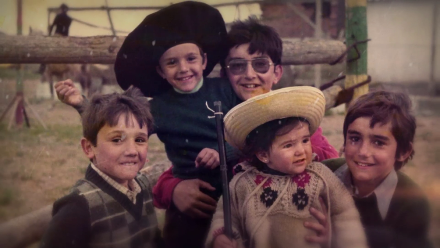Con sus hermanos