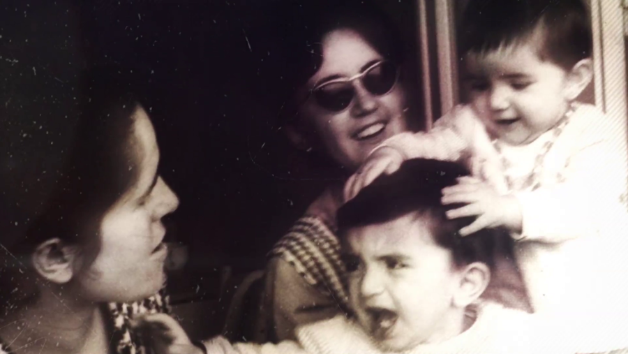 Con su madre y una hermana