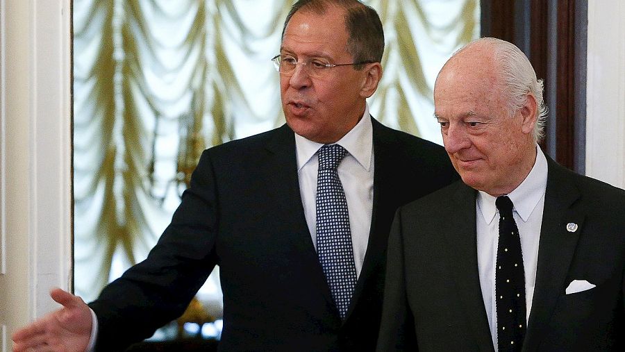 El ministro ruso de Exteriores, Serguei Lavrov (izda.) con el enviado especial de la ONU para Siria, Staffan de Mistura, en Moscú. REUTERS/Sergei Karpukhin