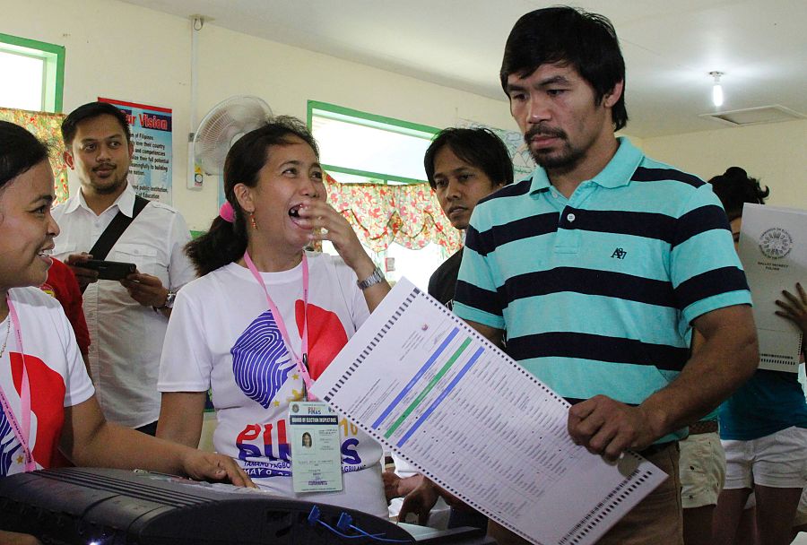 El boxeador Manny Pacquiao, que se presenta a senador, vota en las elecciones de Filipinas