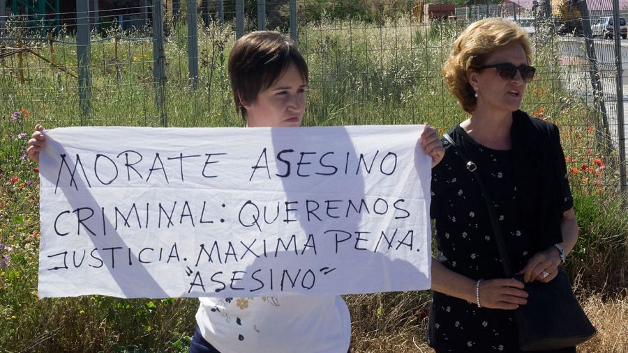 La madre y la hermana de Laura del Hoyo, una de las dos chicas asesinadas hace diez meses