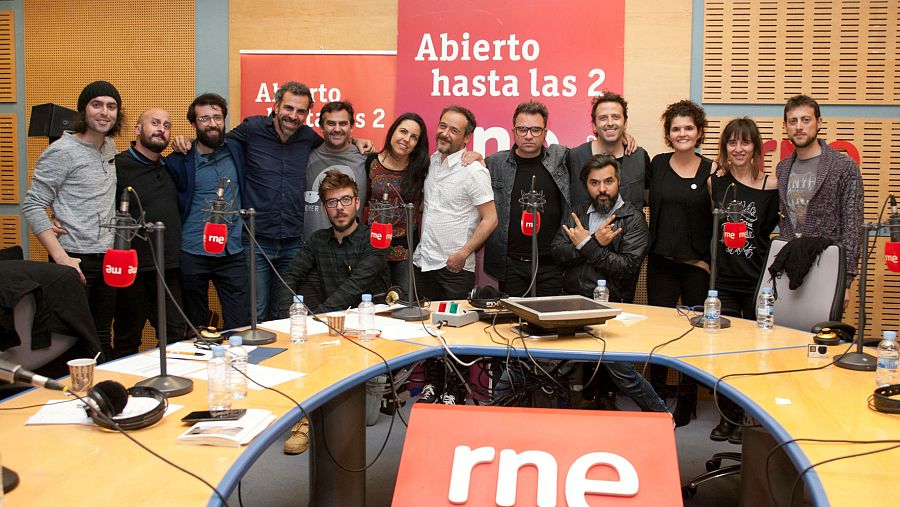 Todo el equipo de 'Abierto hasta las 2', con Love of Lesbian