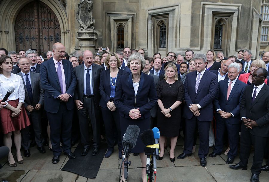 Theresa May comparece ante las puertas del Parlamento, junto a decenas de diputados 'tories'