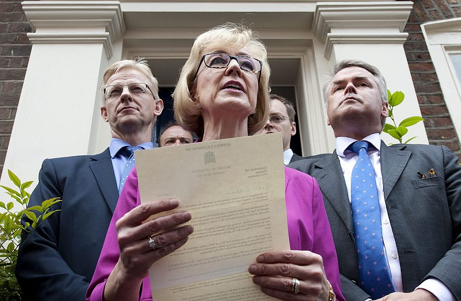 La secretaria de Estado de Energía, Andrea Leadsom, anuncia su retirada de las primarias del Partido Conservador británico