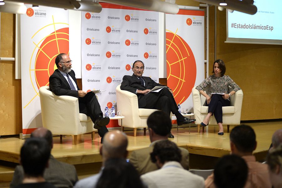 El director del Real Instituto Elcano, Emilio Lamo de Espinosa (c), junto a los investigadores Fernando Reinares y Carola García-Calvo.