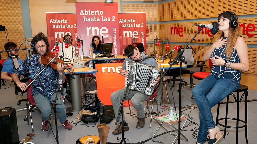 "Detrás del mar" fue el tema elegido por Rozalén para este acústico con Fetén Fetén