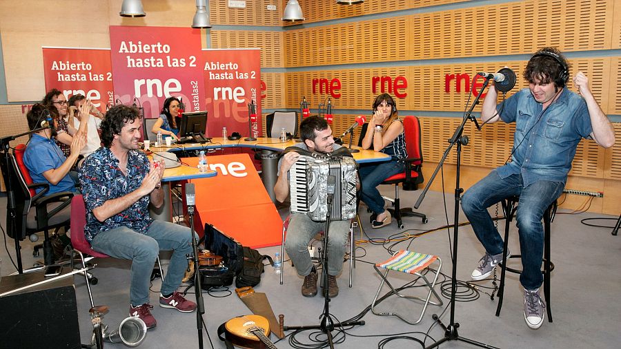 Lichis nos regaló el tema "30 de febrero", que Kevin Johansen interpreta en 'Cantables'