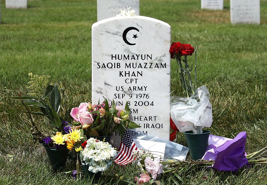 La tumba del capitán Humayun Khan, en el cementerio nacional de Arlington, adornada este lunes con flores y otros recuerdos