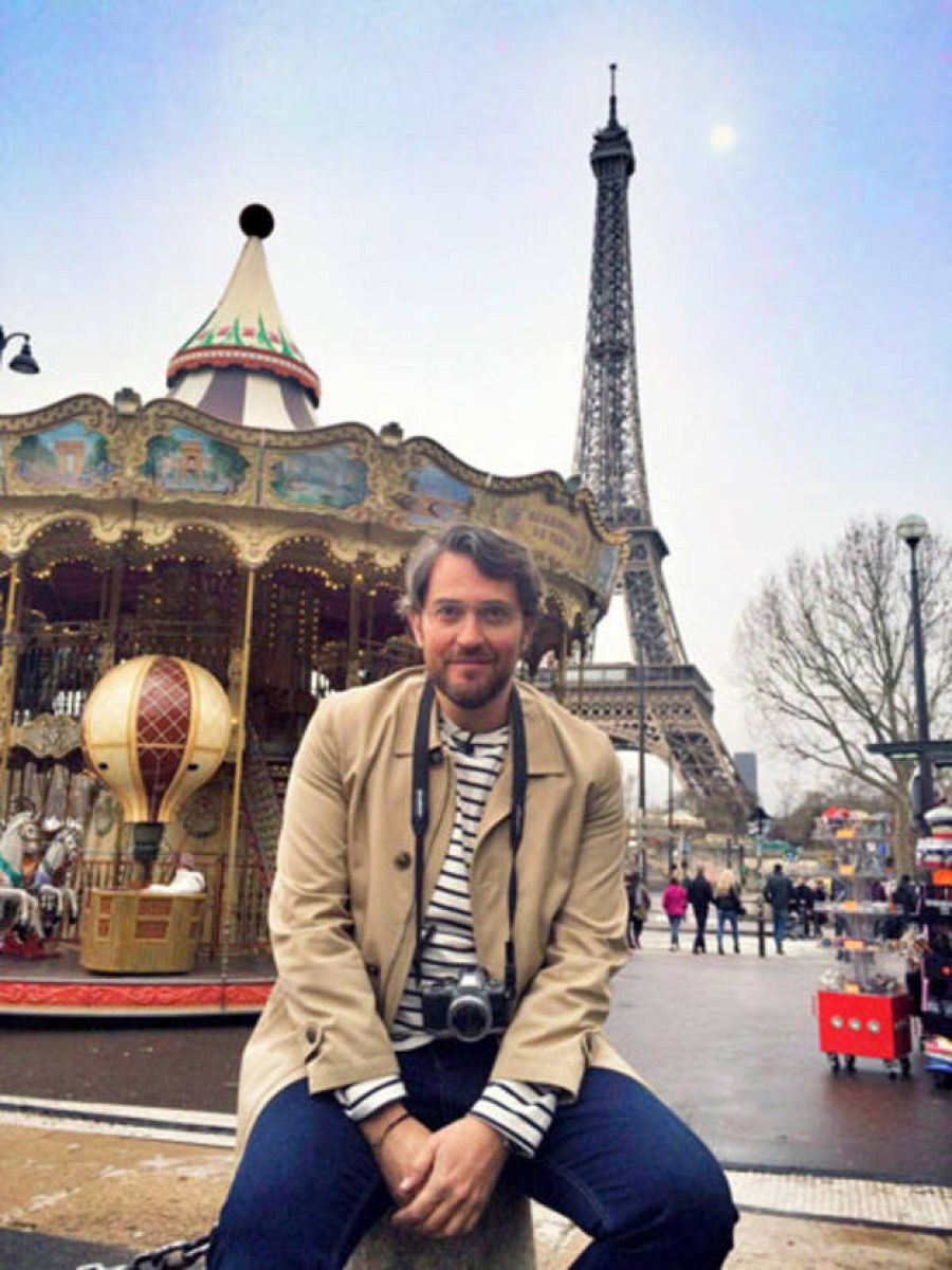 El presentador, junto a la Torre Eiffel
