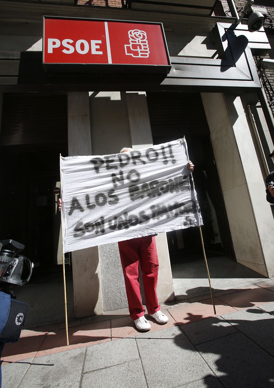 Un simpatizante con una pancarta en la sede del PSOE: "Pedro, no a los barones. Son unos mamones"