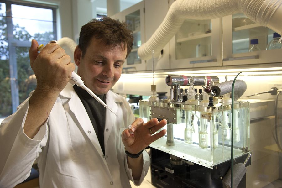 El profesor Kevin Campbell de la Universidad de Manitoba estudia la hemoglobina de los mamuts