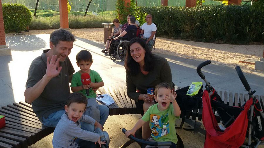 Lola y José Luis, con sus trillizos