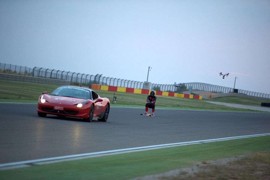 El esquiador Jan Farrell durante su asalto al récord en el circuito aragonés de Motorland.