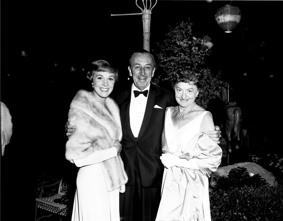 La actriz Julie Andrews junto a Walt Disney