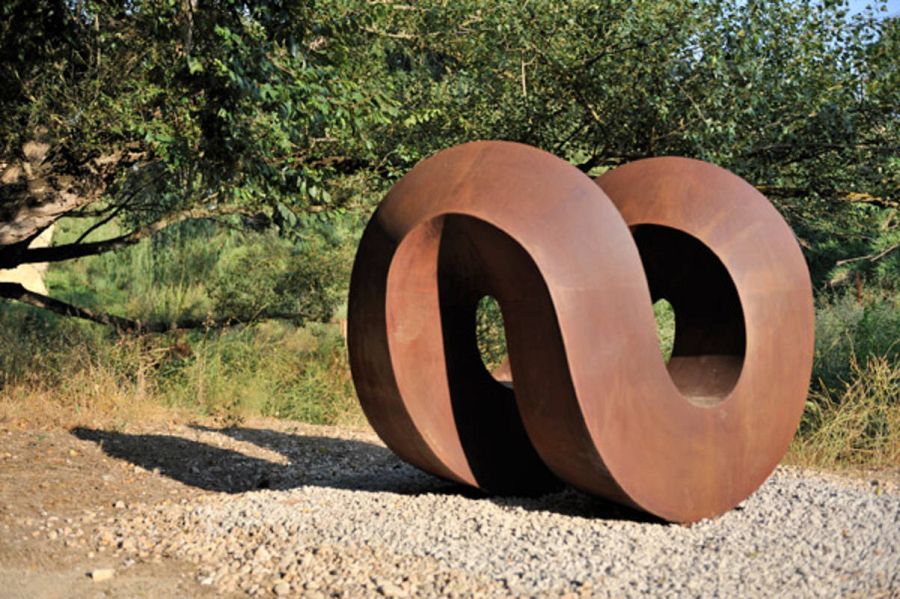 A l'exposició d'escultures a l'aire lliure, al Parc dels Estanys de Platja d'Aro, "les pedres parlen" com diu en Josep Canals