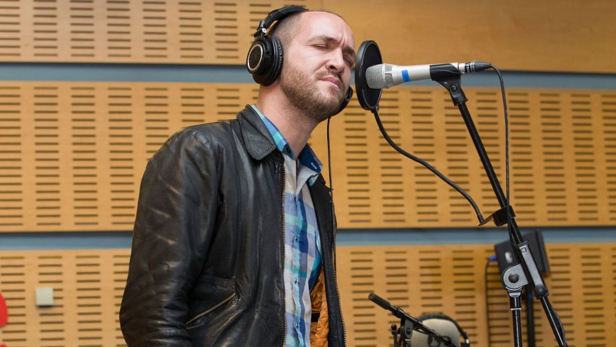 En acústico suenan temas como "Lo más bonito del mundo"