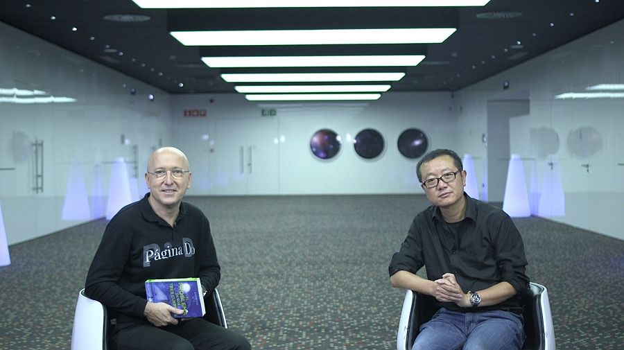 Aprovechando su estancia en nuestro país, quedamos con Cixin Liu para hablar de la primera entrega de su trilogía, "El problema de los tres cuerpos"