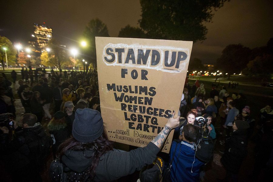 "Levántante", señala el cartel de una manifestante anti-Trump en Boston, Massachusetts.