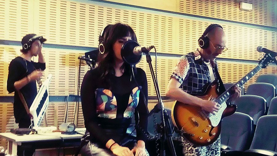 "Serás", "Malo", "Pedacito de mi vida" y el hit "Enamorada" sonaron en acústico