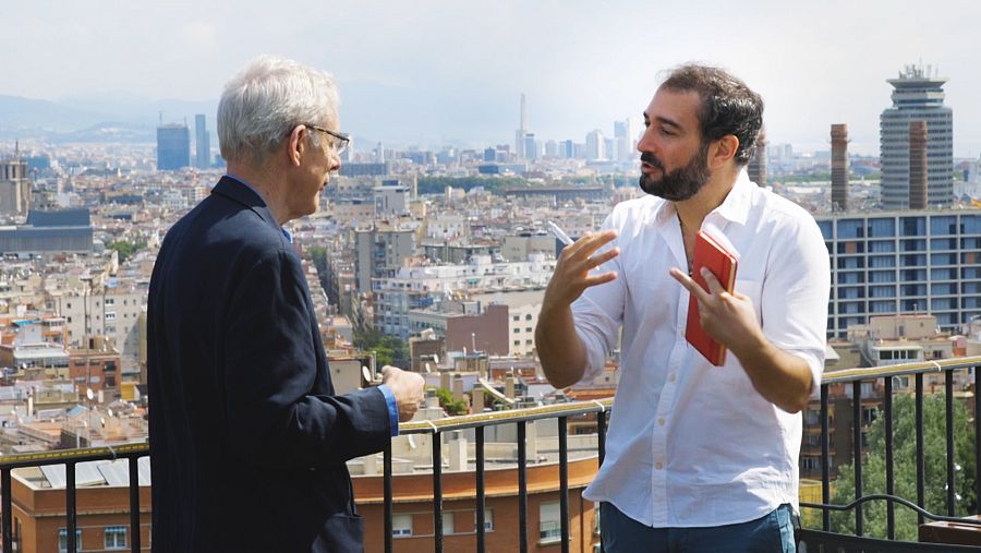 Pere Estupinyà, científico y presentador de 'El Cazador de cerebros' viaja a Barcelona para entrevistar a Robin Hogarth, experto en  la toma de decisiones