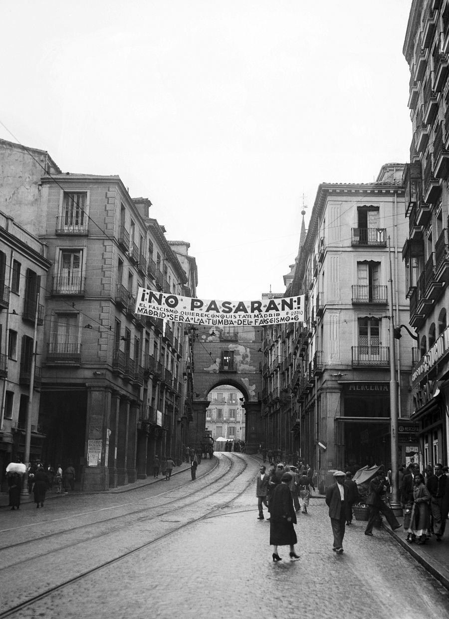 El famoso cartel "No pasarán", en la Calle Toledo de Madrid (1936)
