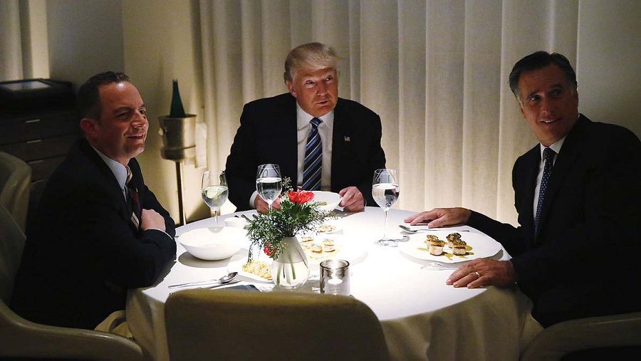 Donald Trump sentado a la mesa entre el excandidato republicano Mitt Romney (derecha) y su jefe de gabinete, Reince Priebus (izquierda)