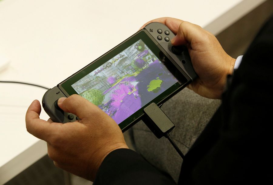Un hombre prueba la Nintendo Switch en Tokio