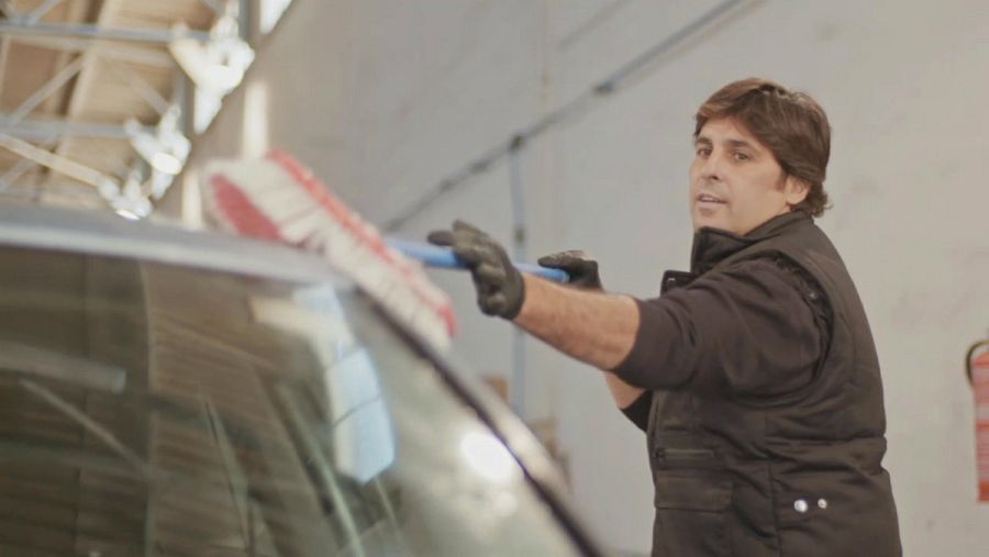 Fran Rivera echa un "capote" en un taller mecánico