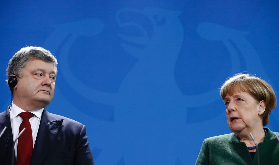 El presidente ucraniano, Petró Poroshenko, con la canciller alemana, Angela Merkel