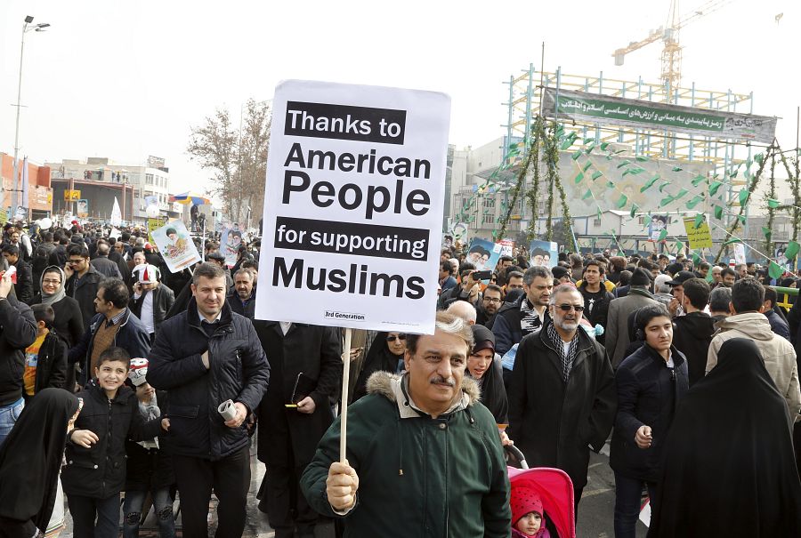 Un hombre muestra un cartel con el mensaje "gracias al pueblo americano por apoyar a los musulmanes".