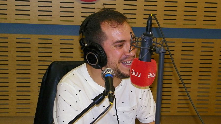 En acústico suenan temas como "Sareskeitor" o "Mantiene el ritmo fenomenal"