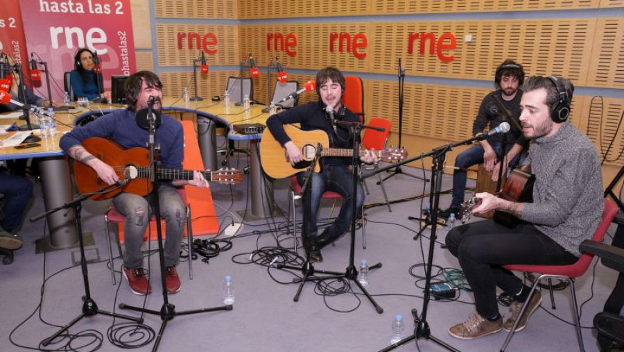 Suenan en acústico temas como "Siempre brilla el sol" y "Eternidad"
