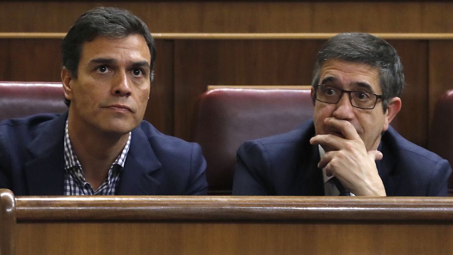 El ex secretario general del PSOE Pedro Sánchez junto al diputado Patxi López