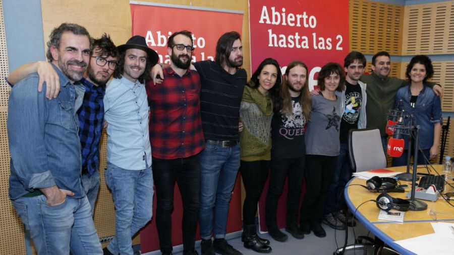 Imagen final con toda la banda y el equipo de Paloma Arranz