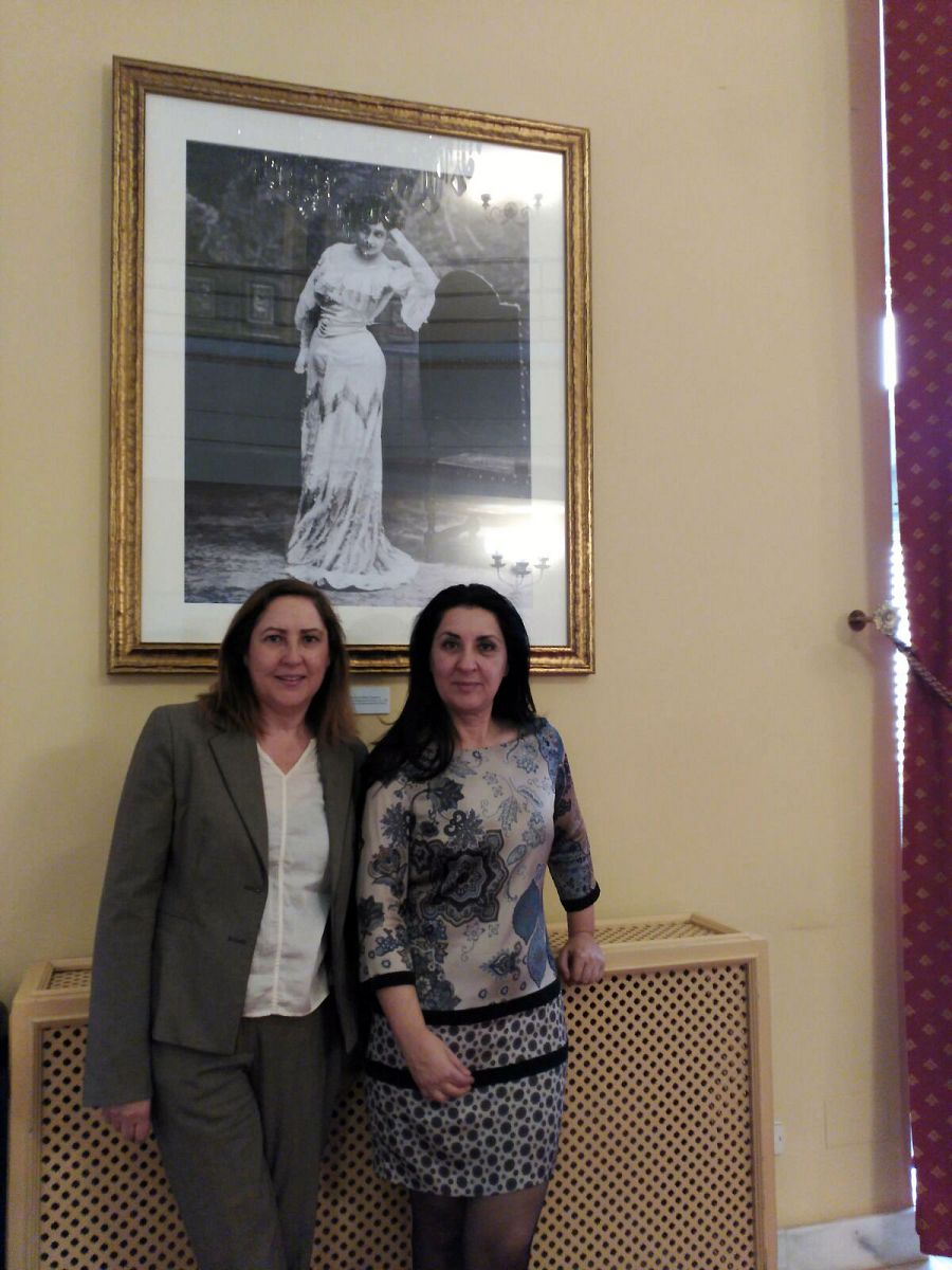 Concha Largo y Ana Vega, bajo una foto histórica de María Guerrero en el CDN