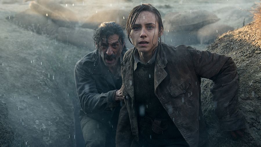 Aura Garrido (Amelia) y Nacho Fresneda (Alonso) en una de las escenas del primer capítulo