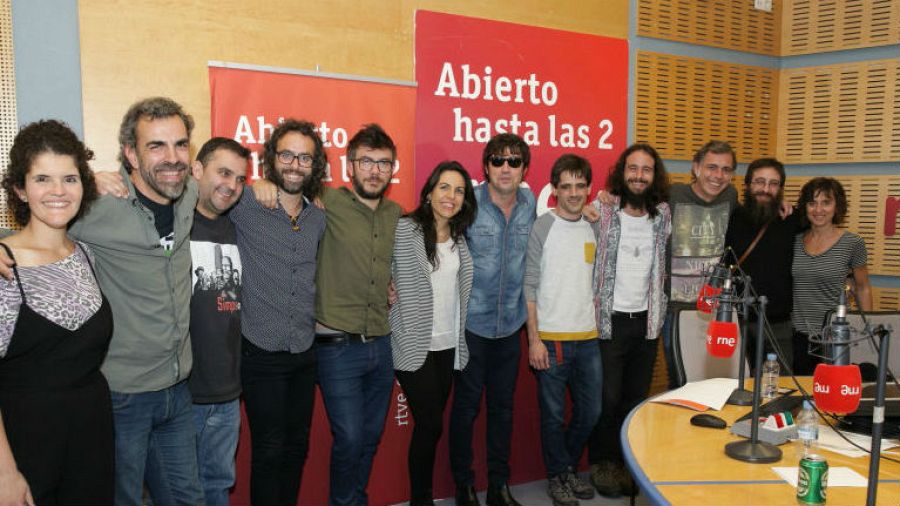 Imagen final del programa, con Lichis, César Pop, Paloma Arranz y todo su equipo