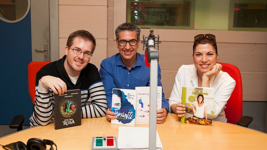 Javier Ruescas e Isabel Llano (Isasaweis), con Arturo Martín