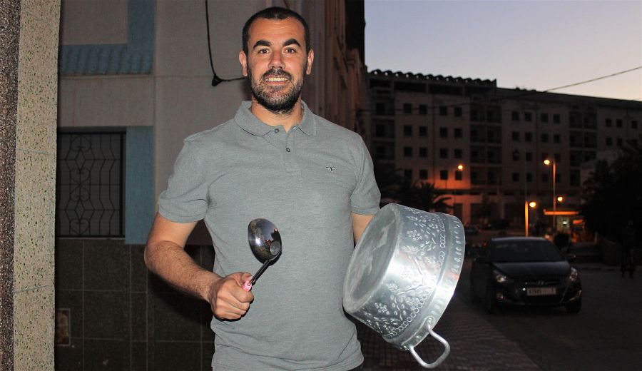 Nasser Zefzafi se suma a una cacerolada antes de ser detenido.